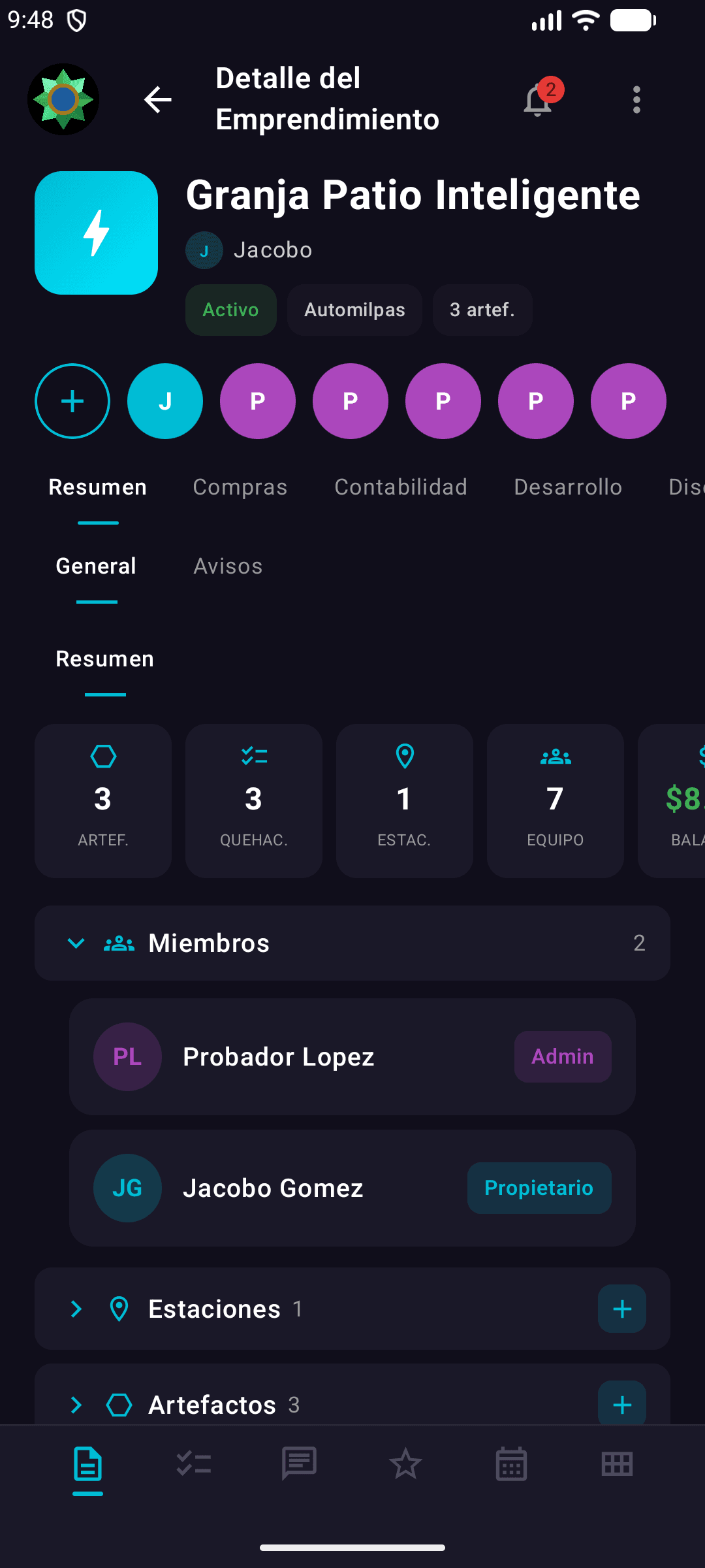 Pantalla del app Android de Abior: detalle de un emprendimiento con su equipo, metricas (artefactos, tareas, estaciones, presupuesto) y secciones de gestion.