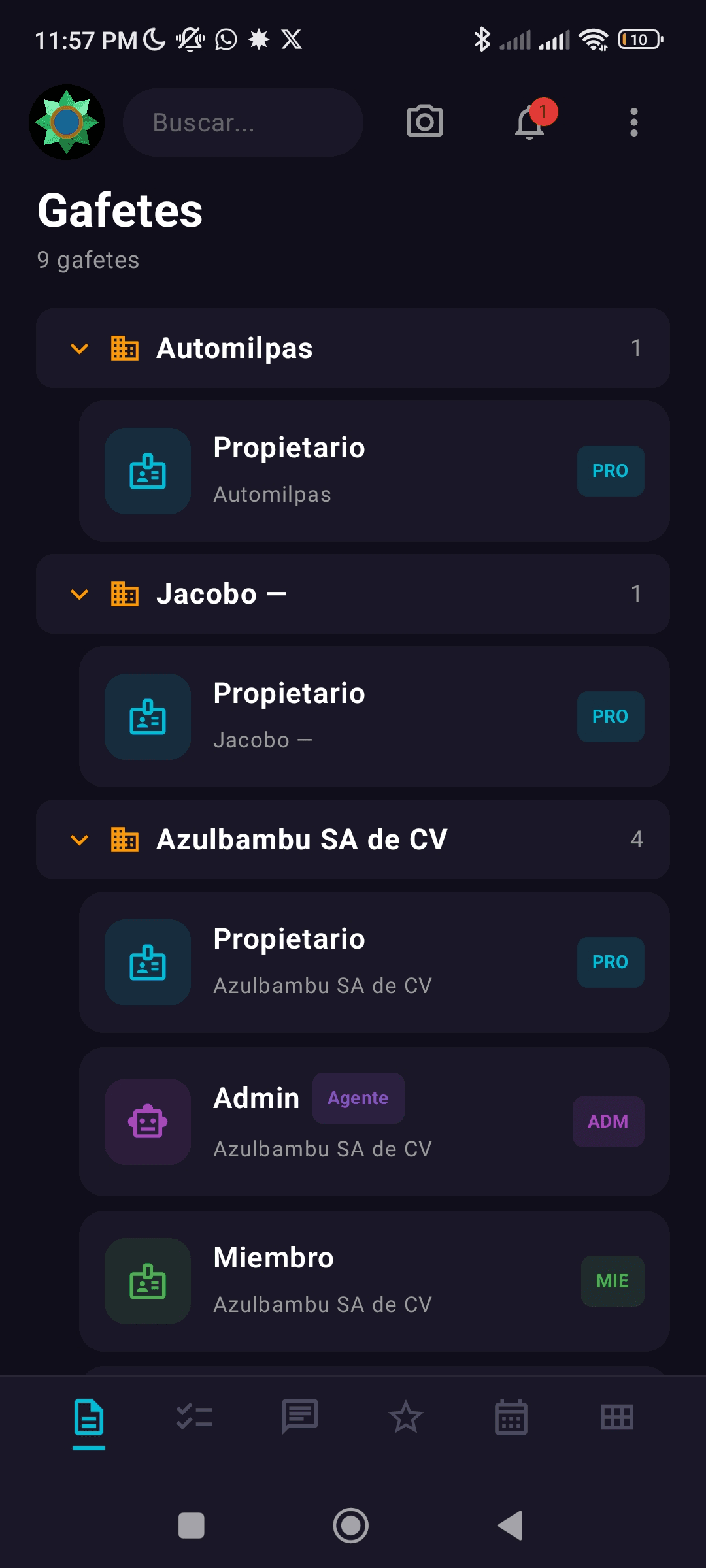 Pantalla del app Android de Abior: lista de gafetes del equipo agrupada por emprendimiento, con roles y un agente AI.